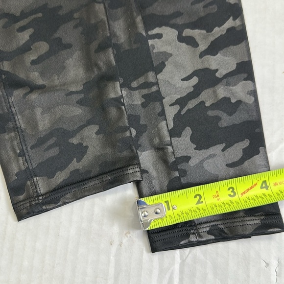 SPANX Faux Leather Black Camo Leggings Size Medium Womens Sculpting Slim Fit - Picture 13 of 14